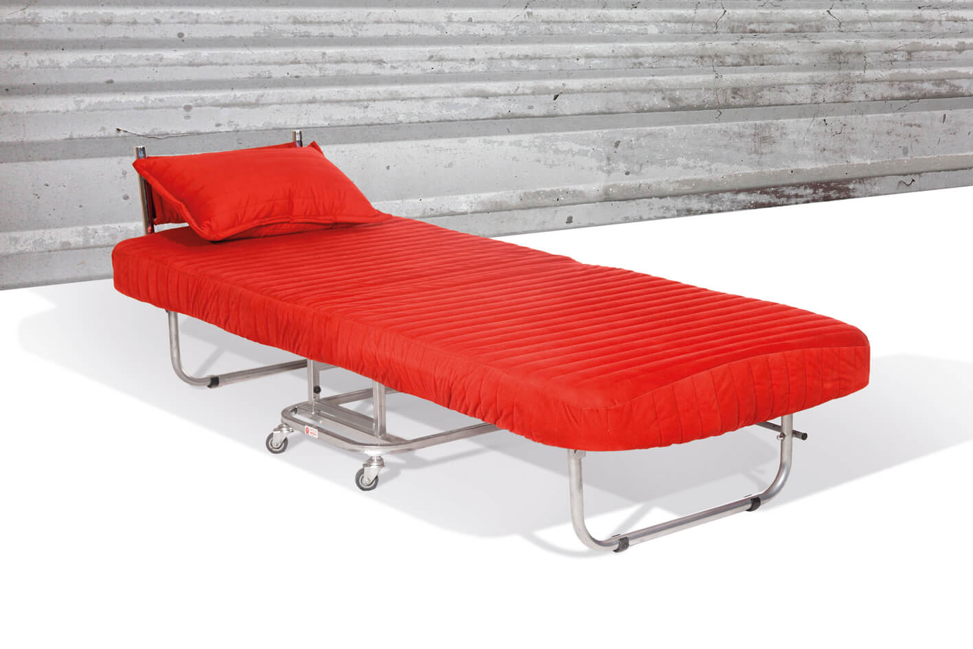 مبل تخت شو تک نفره قرمز که مخصوص بیمارستان میباشد و به تخت تبدیل شده است